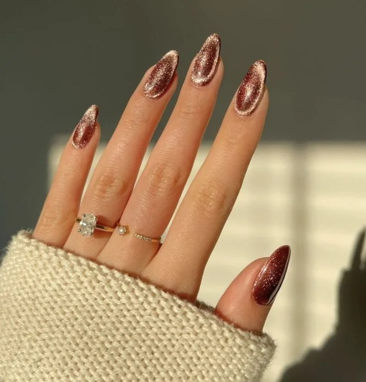 Unhas com efeito degradê em tons dourados.jpeg