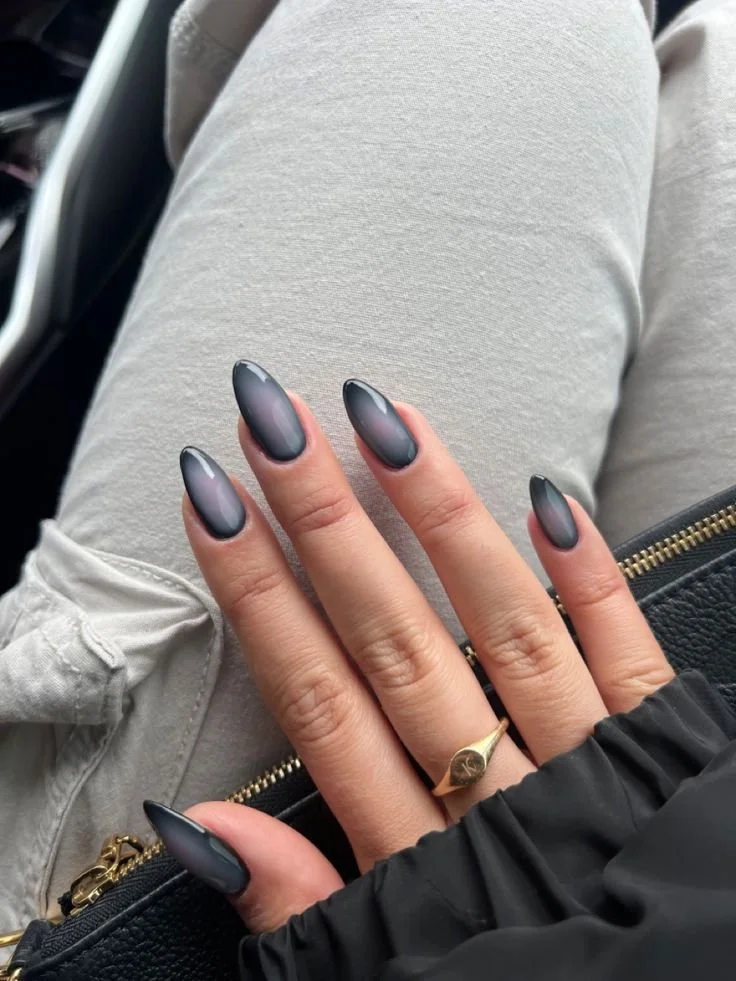 Unhas com design delicado em tons pastel..jpeg