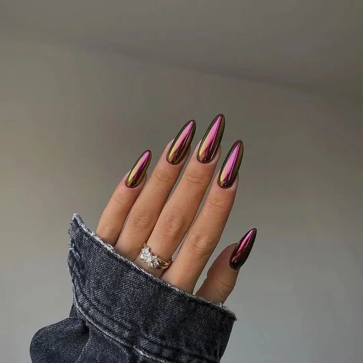 Nail art sofisticada com linhas metálicas finas..jpeg