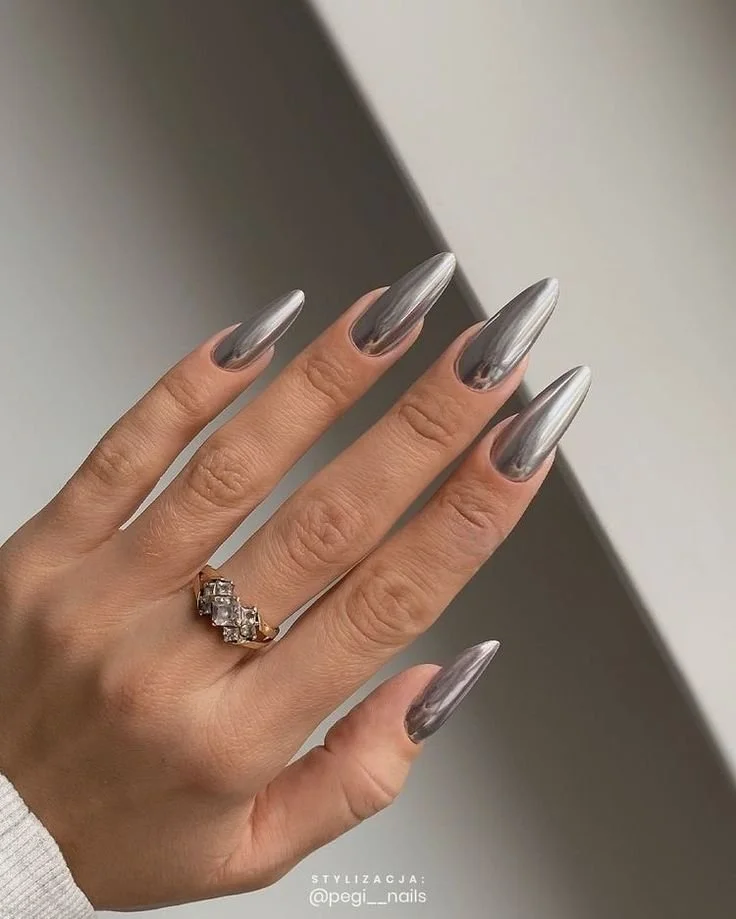 Design de unhas com glitter prateado para festas..jpeg