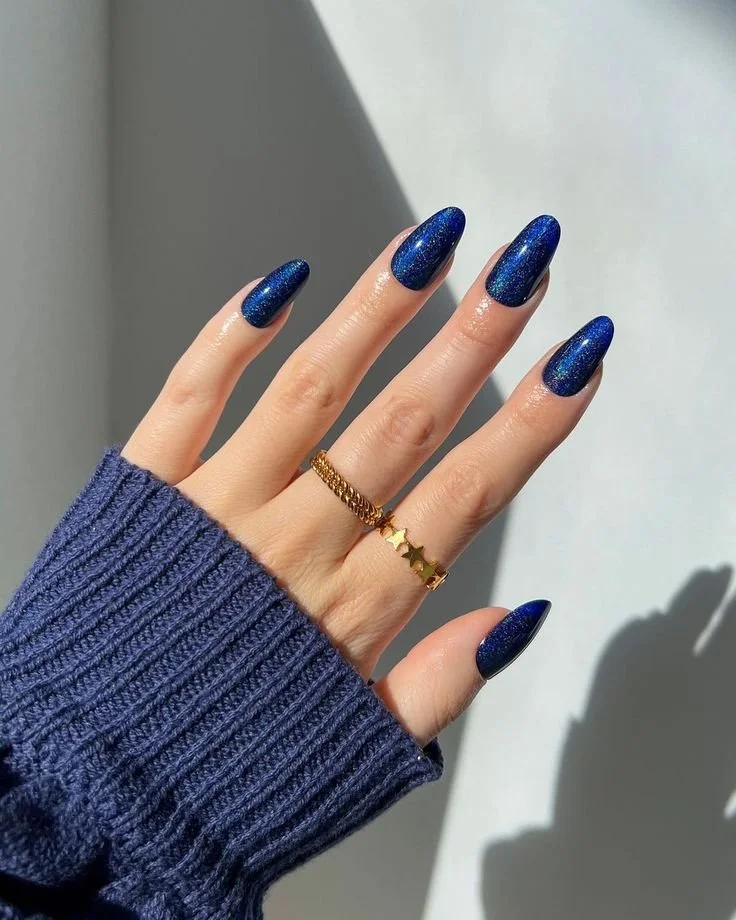 Nail art gráfica em azul cobalto.jpeg