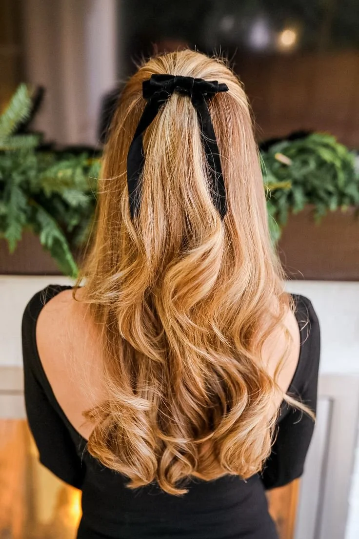 Penteado romântico com laço de tecido..jpeg