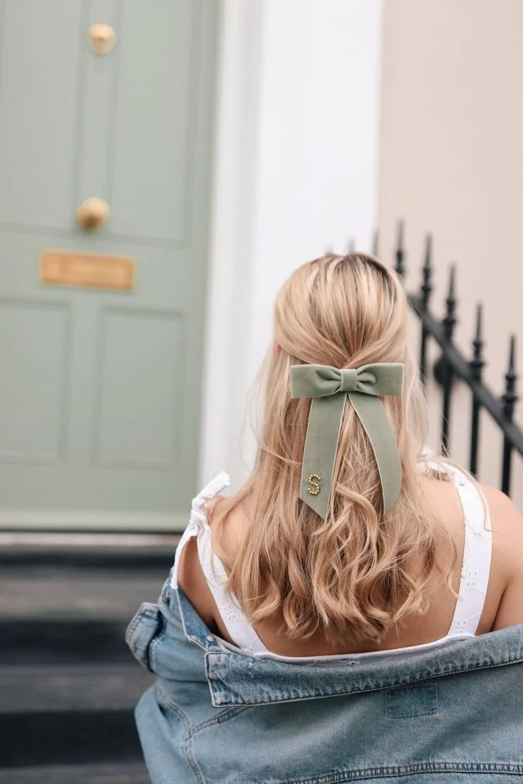 Penteado com laço de veludo para um toque elegante..jpeg