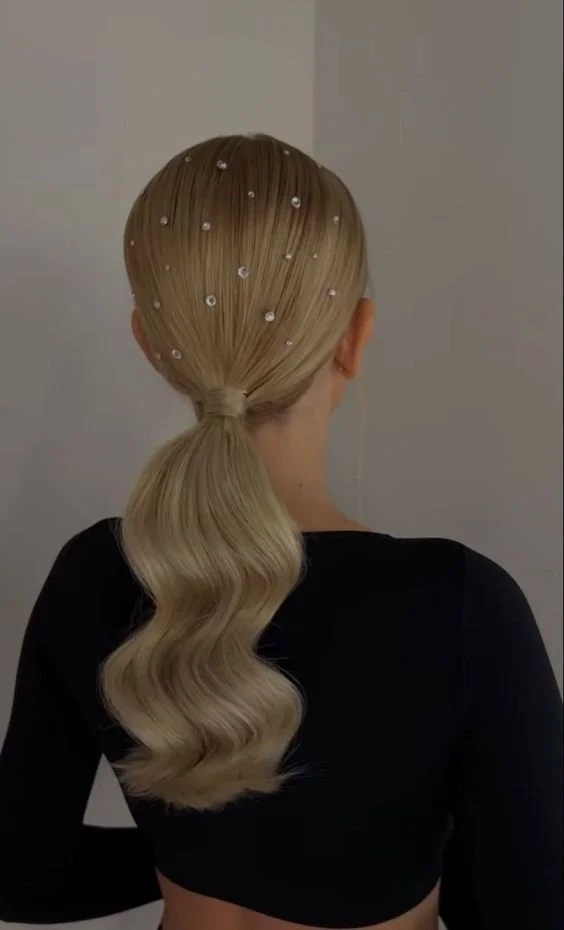 Penteado decorado com muitos acessórios brilhantes..jpeg