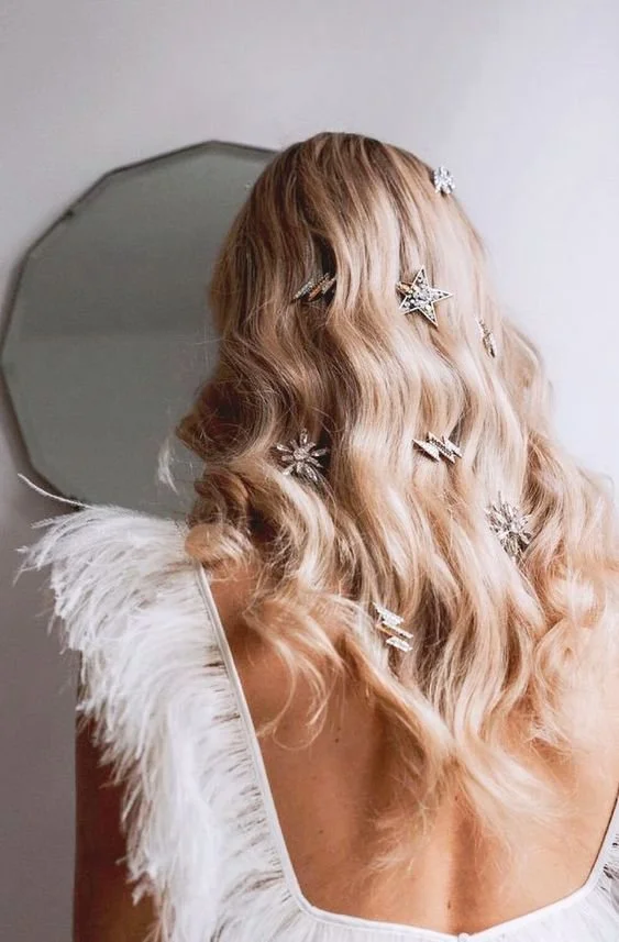 Cabelo solto adornado com acessórios vistosos..jpeg