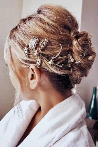 Cabelo com acessórios brilhantes para look festivo..jpeg