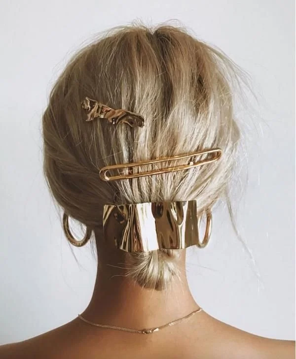 Penteado criativo com múltiplos acessórios..jpeg