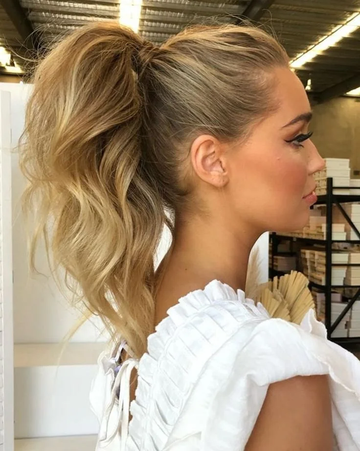 Penteado alto com rabo de cavalo para eventos..jpeg