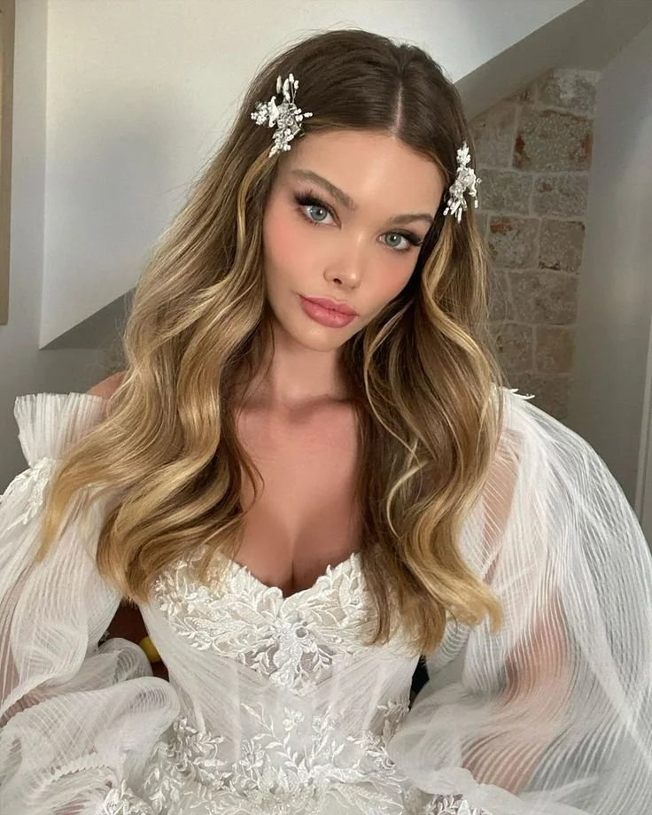 Penteado polido com ganchos para look de festa..jpeg
