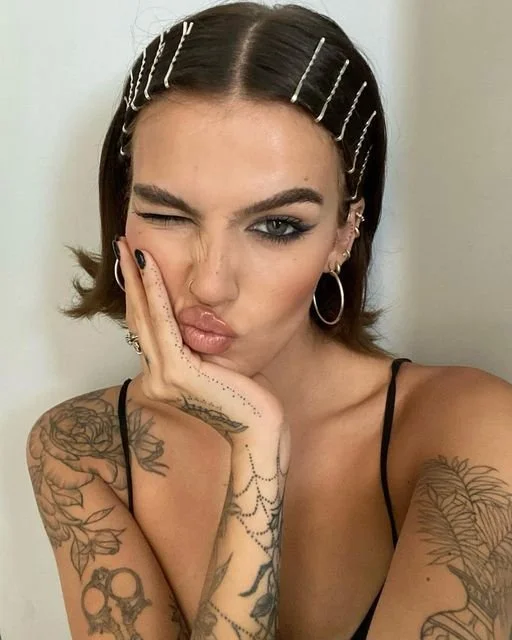 Cabelo liso com risco ao meio e ganchos brilhantes..jpeg