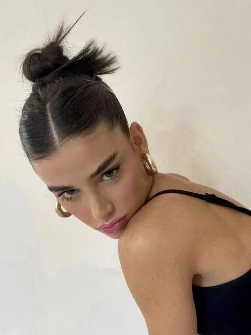 Sleek bun com acabamento impecável para eventos formais..jpeg