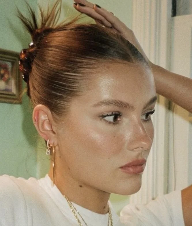 Sleek bun baixo com styling minimalista..jpeg