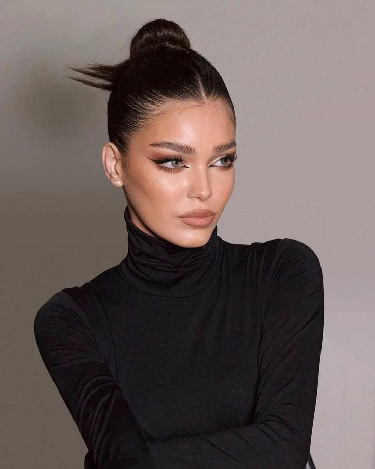 Sleek bun com risca bem marcada ao meio..jpeg