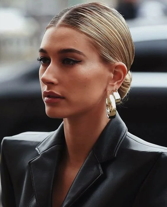 Sleek bun baixo com fios bem alinhados..jpeg