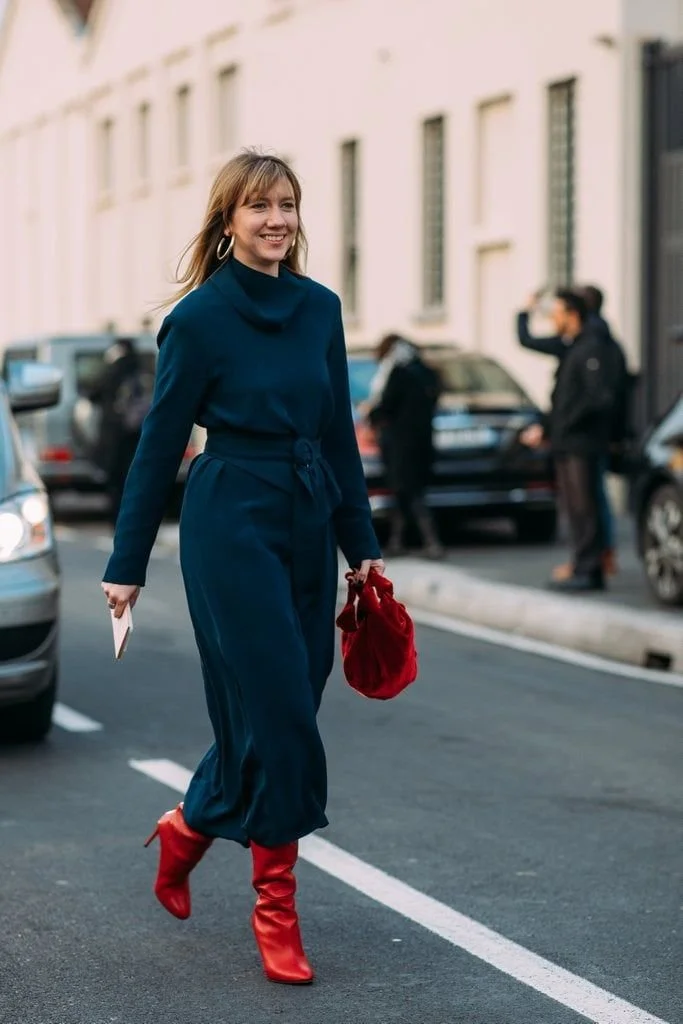 look-outono-monocromatico-com botas-e-mala-vermelha.jpeg