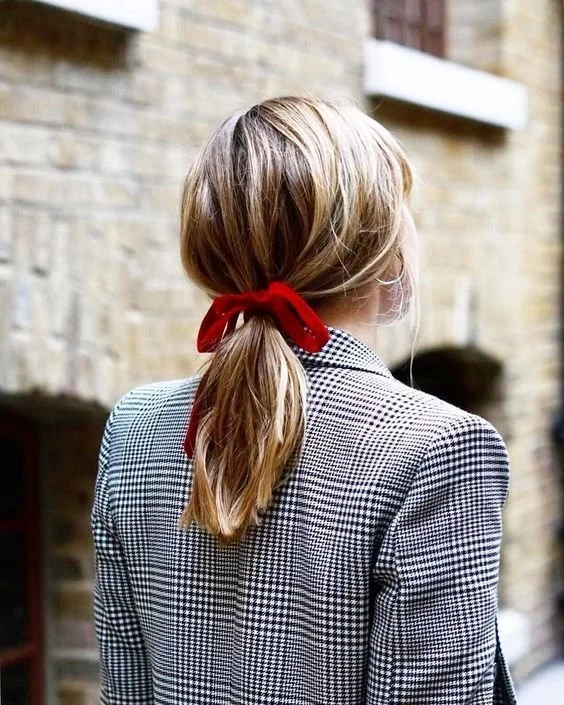 look-outono-laco-vermelho-no-cabelo.jpeg