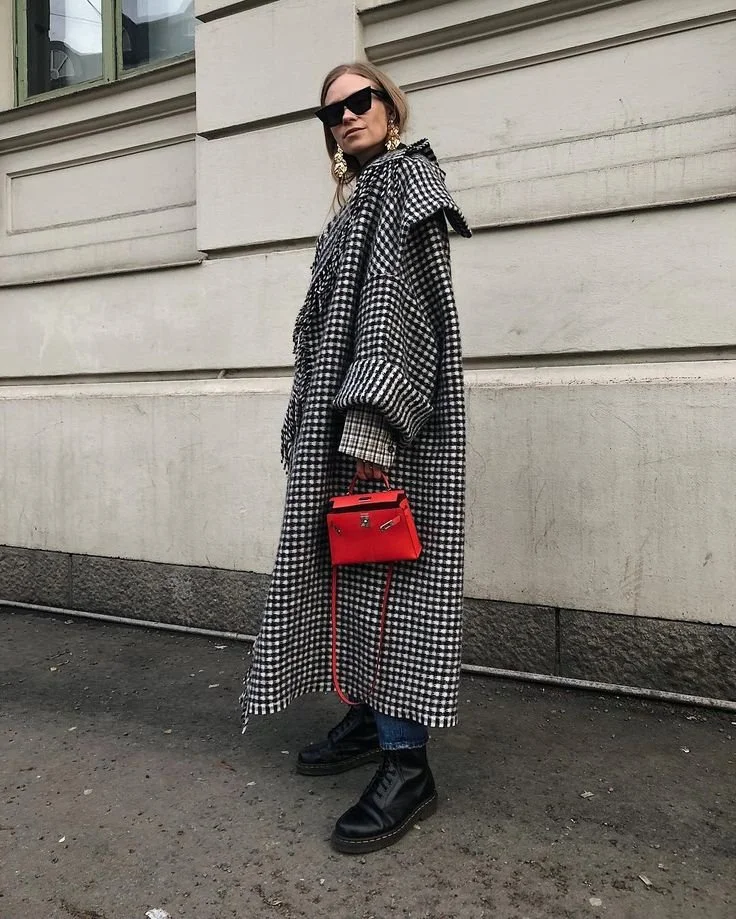 look-inverno-casaco-mala-vermelha.jpeg