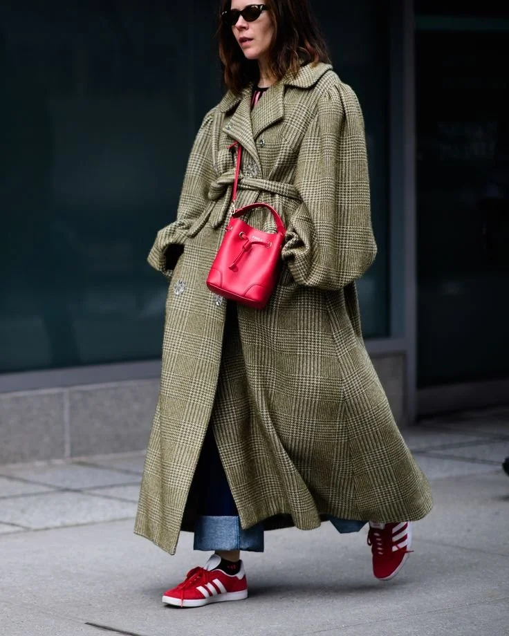 look-inverno-casaco-oversized-tenis-e-mala-vermelha.jpeg