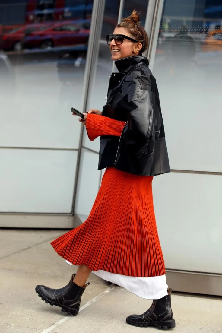 look-outono-vestido-vermelho-casaco-preto.jpeg