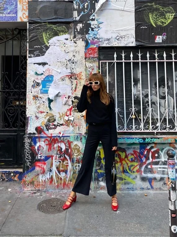 look-monocromatico-preto-com-sapatos-vermelhos.jpeg