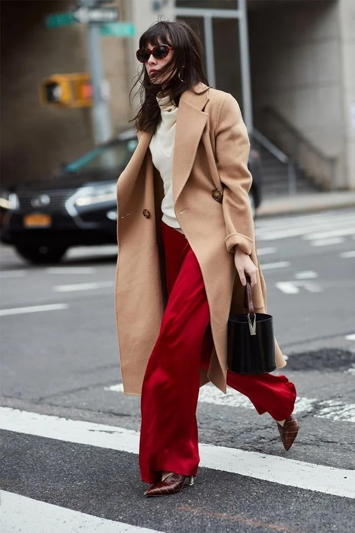 look-inverno-sobretudo-com-calcas-vermelhas.jpeg
