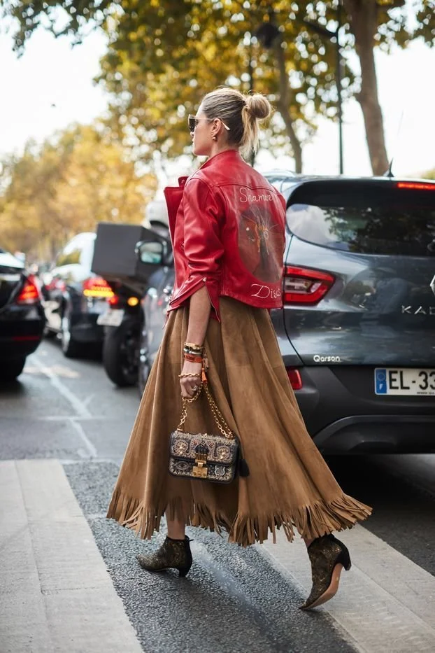 look-outono-saia-maxi-blusao-vermelho.jpeg