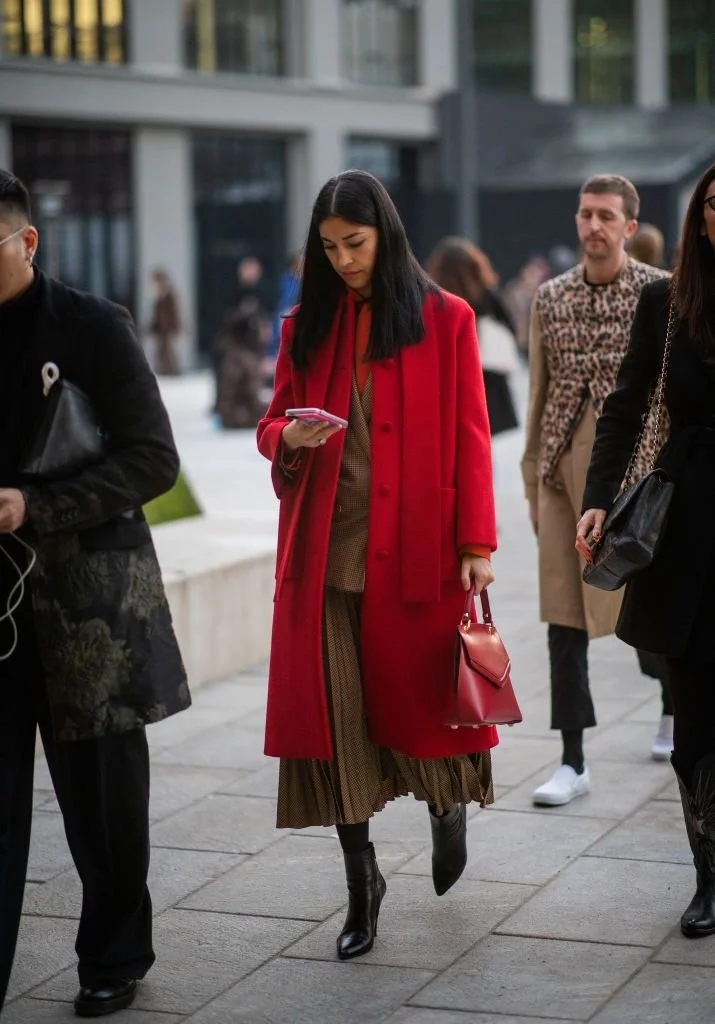 look-monocromatico-sobretudo-vermelho.jpeg