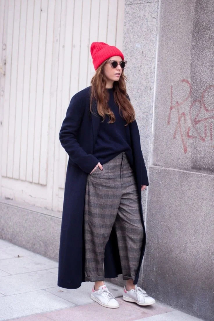 look-inverno-sobretudo-calcas-e-bone-vermelho.jpeg