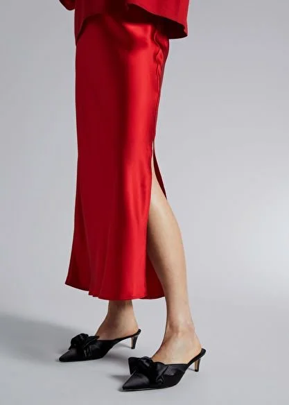 look-festa-saia-cetim-vermelha-mulles-pretas.jpeg