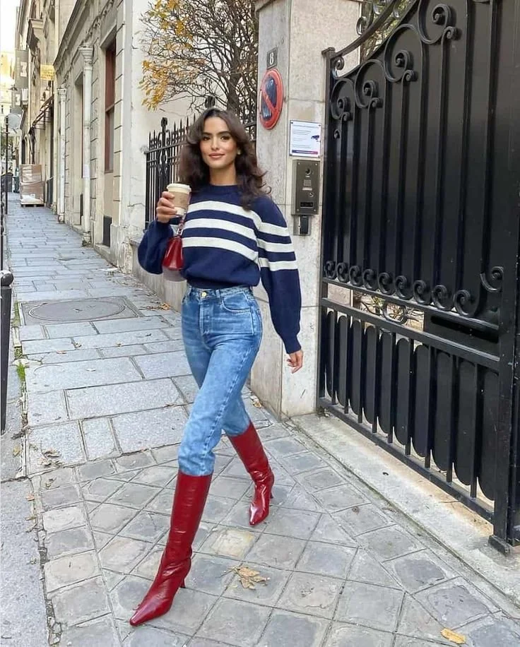 look-outono-botas-vermelhas-jeans-e camisola-riscas.jpeg