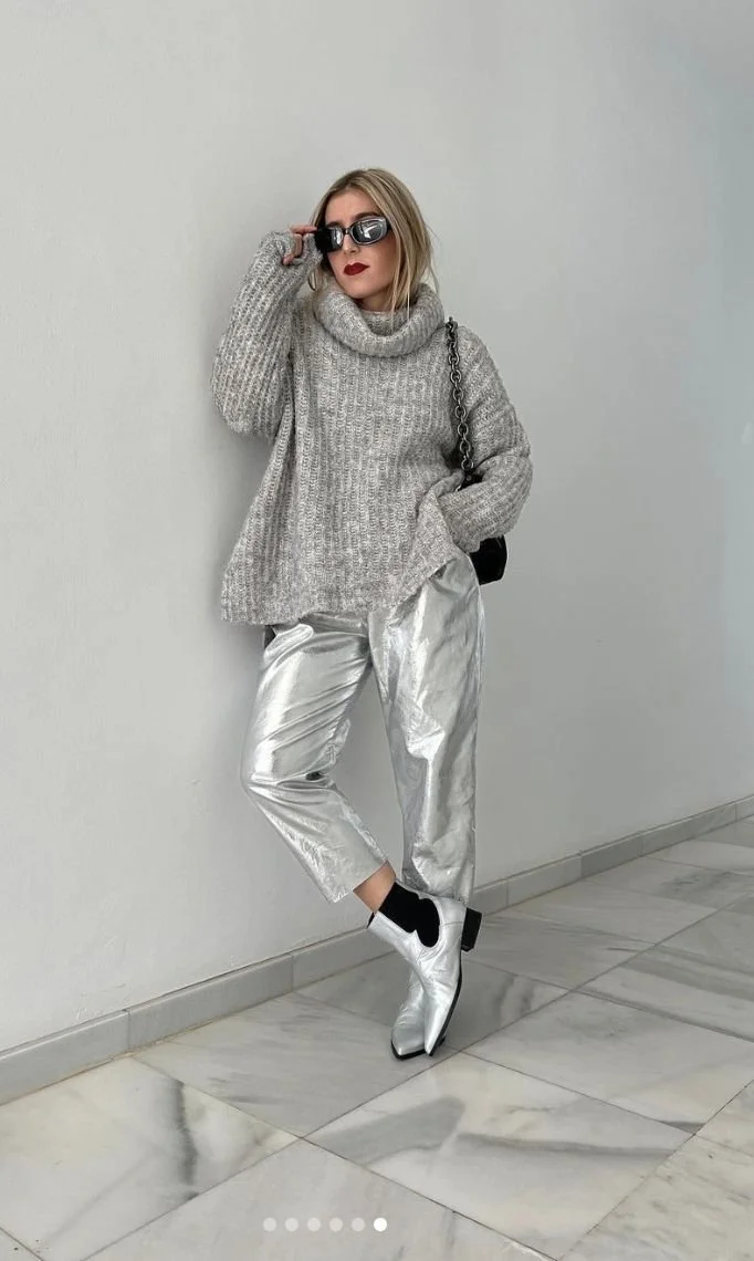 guarda-roupa-outono-calcas-prateadas-camisola-bege-botas-cano-alto.jpeg