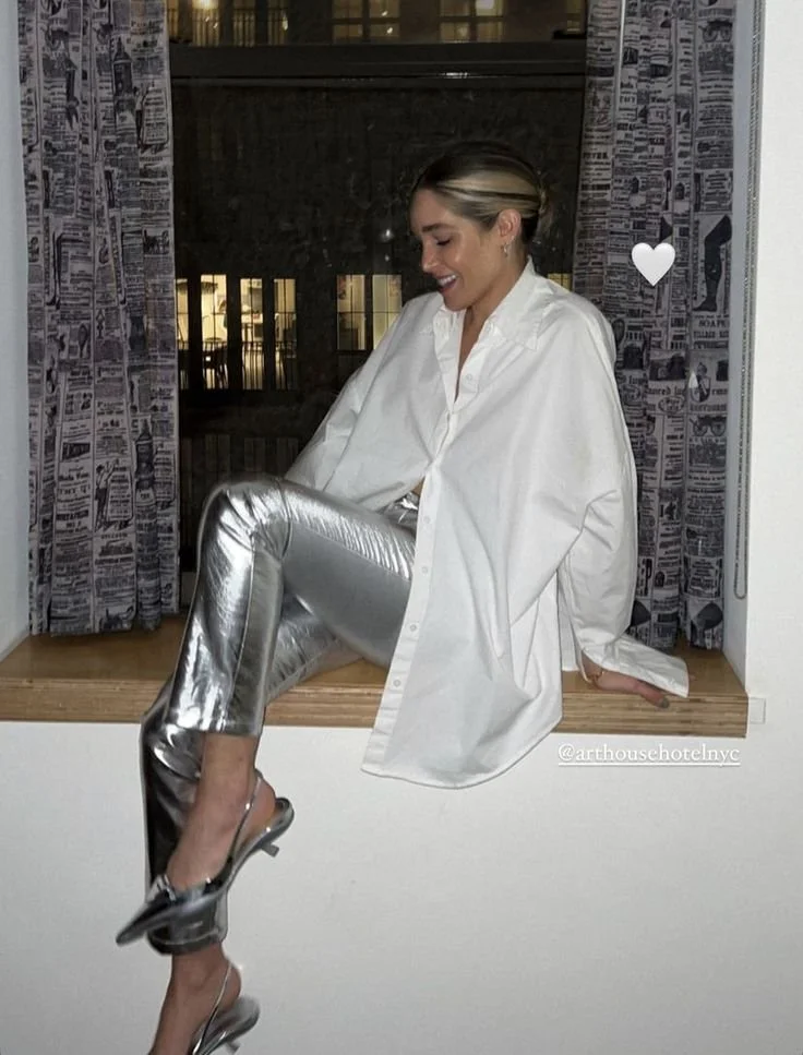 guarda-roupa-outono-calcas-prateadas-camisa-branca-oversized.jpeg