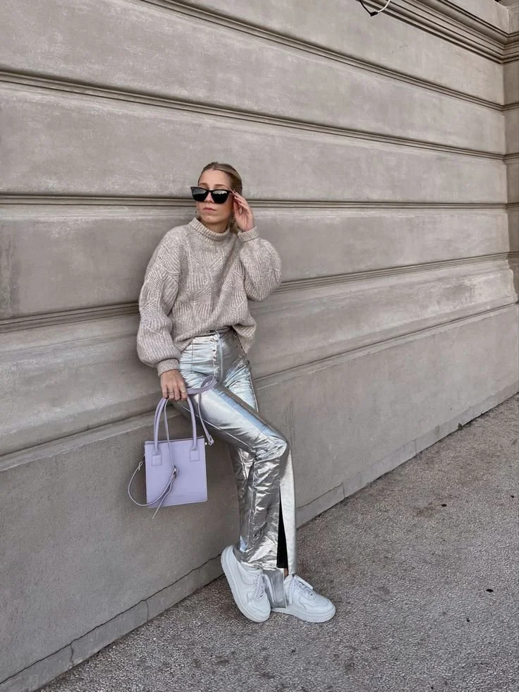 guarda-roupa-outono-calcas-prateadas-sweatshirt-cinzenta-tenis..jpeg