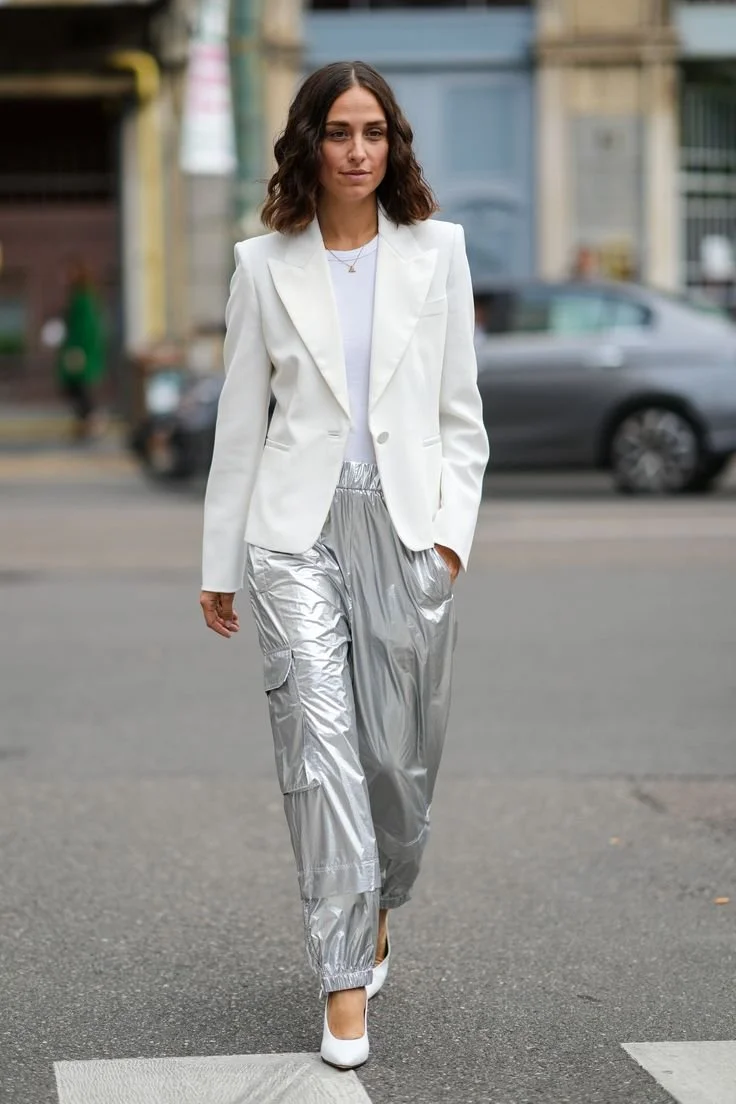 guarda-roupa-outono-calcas-prateadas-blazer-branco-salto-alto.jpeg