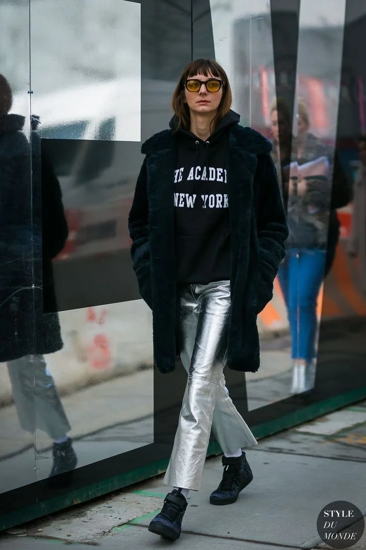 guarda-roupa-outono-calcas-prateadas-top-preto..jpeg