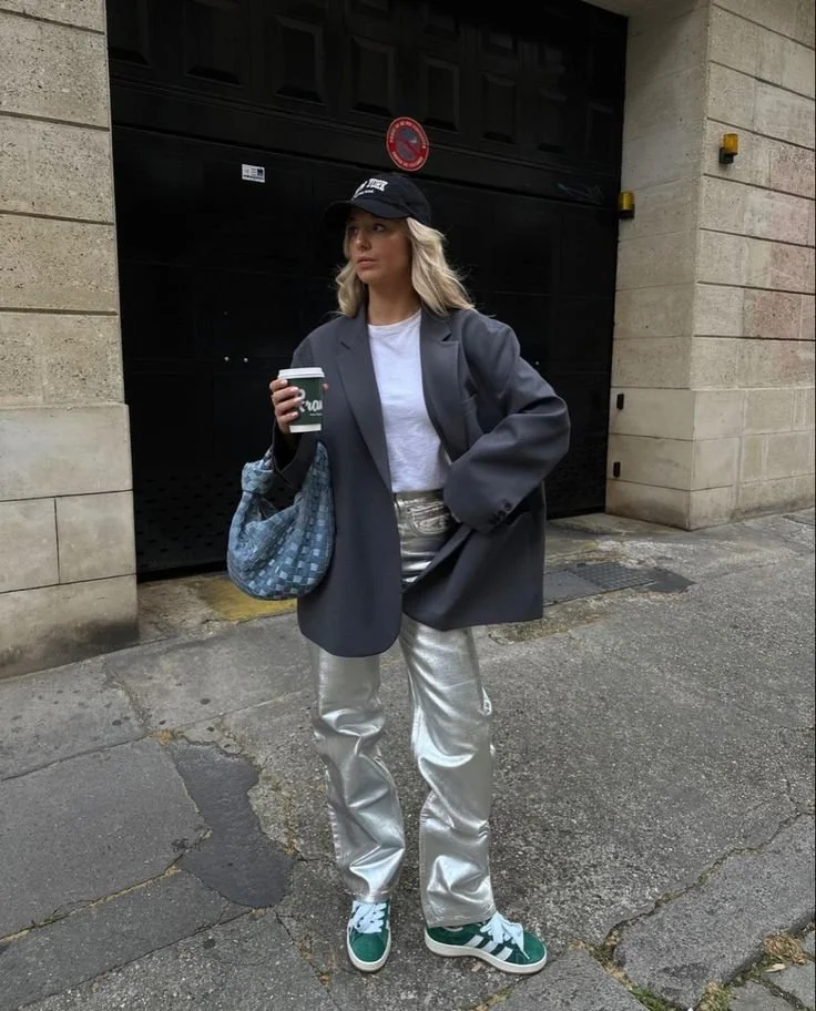 guarda-roupa-outono-calcas-prateadas-blazer-cinzento.jpeg
