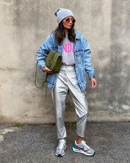 guarda-roupa-outono-calcas-prateadas-blusa-estampada-carteira..jpeg