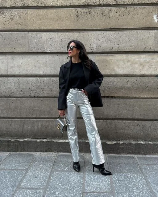 guarda-roupa-outono-calcas-prateadas-blazer-preto-urbano..jpeg