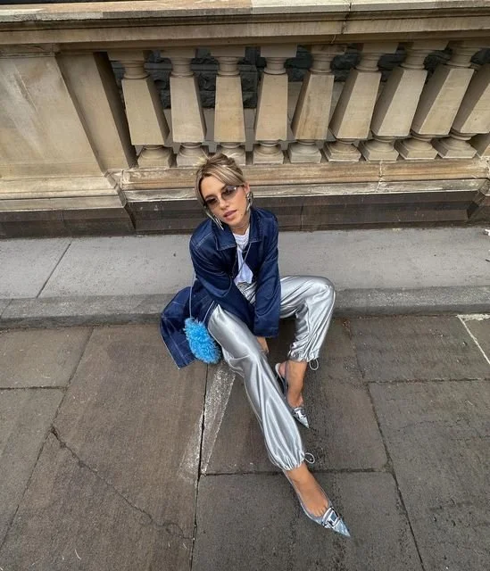 guarda-roupa-outono-calcas-prateadas-blazer-azul-marinho..jpeg