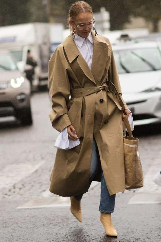 casacos-essenciais-trench-coat-classico-camisa-branca-calcas-pretas.jpg.jpeg