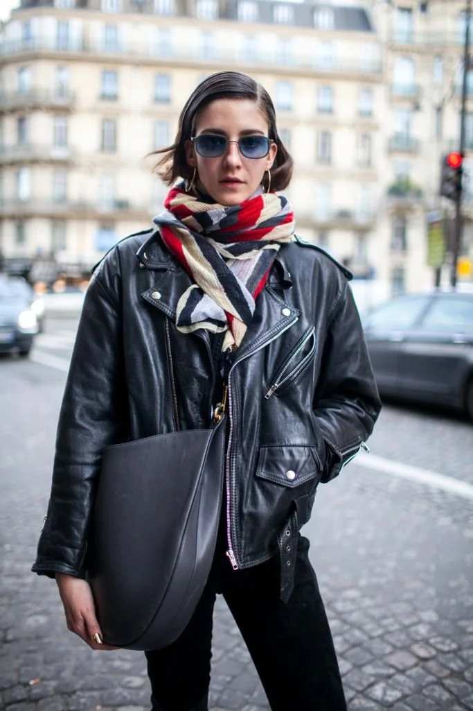 casacos-essenciais-blusao-cabedal-look-casual-sapatilhas.jpg.jpeg