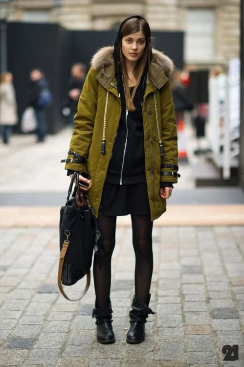 casacos-essenciais-parka-verde-com-botas.jpg.jpeg