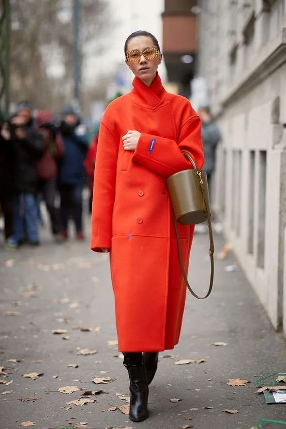 casacos-essenciais-sobretudo-classico-com-vestido.jpg.jpeg