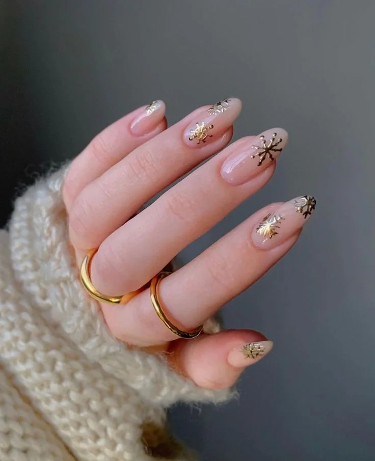 83 Festive Christmas Nail Designs to Get You Into the Holiday Spirit.jpeg