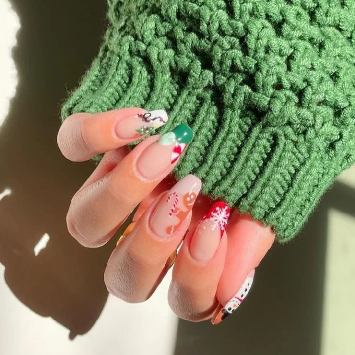 25+ Cute and Festive Christmas Nails to Copy this Year.jpeg