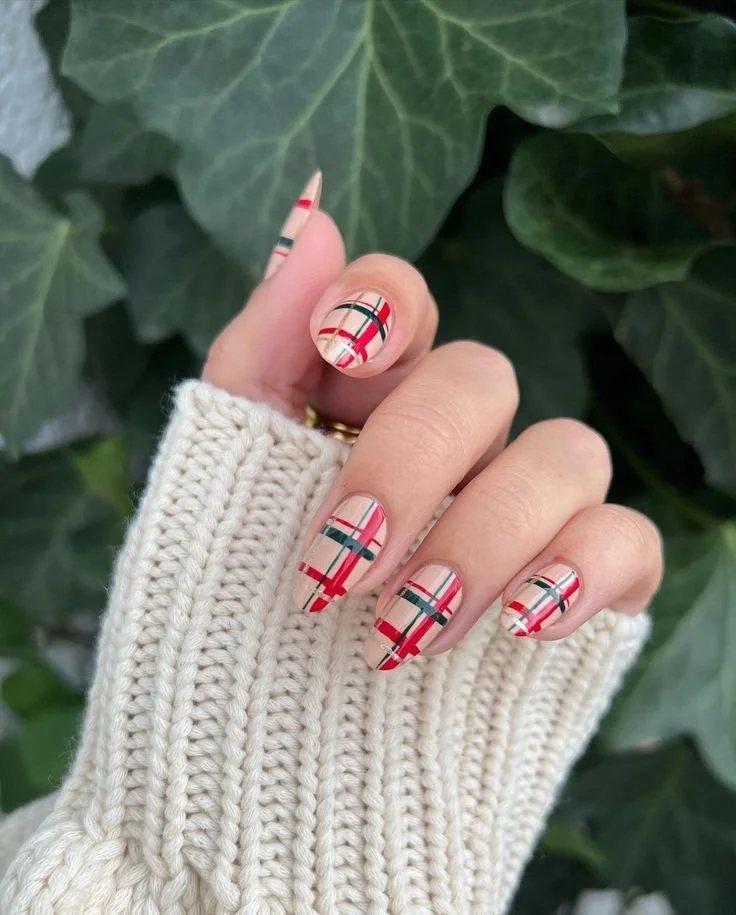 60 Festive Christmas Nails You Have to See Right Now.jpeg