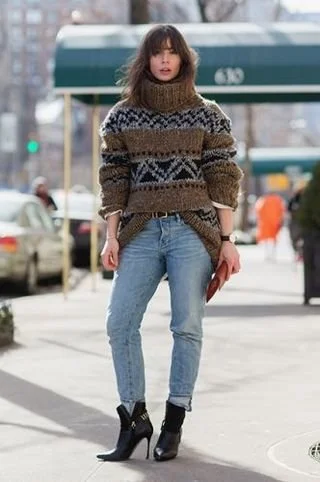 camisola-malha-camel-castanha-com-motivos-e-jeans.jpeg