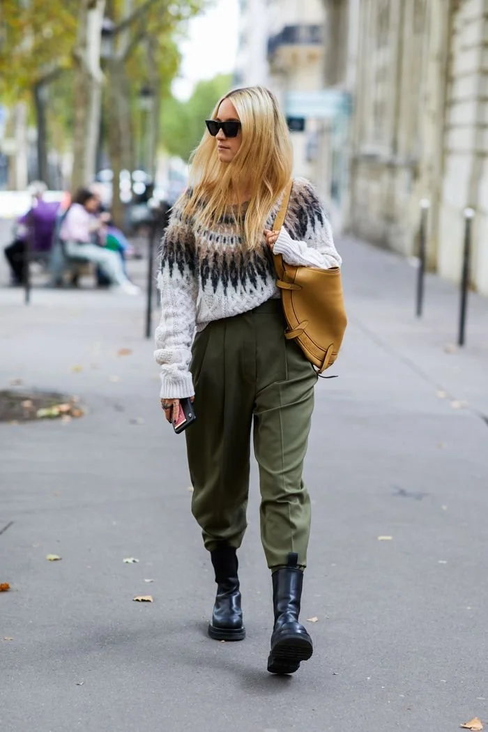 camisola-malha-com-motivos-e-com-botas.jpeg