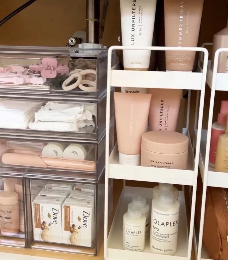 Organização estética com frascos de vidro e etiquetas minimalistas.jpeg