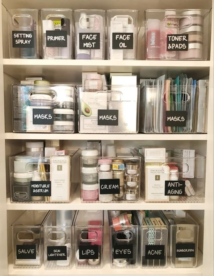Rotina de beleza matinal mostrada com produtos organizados na ordem de uso.jpeg